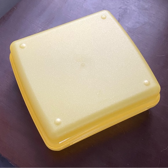 Tupperware Sandwich Keeper - Picture 2 of 4